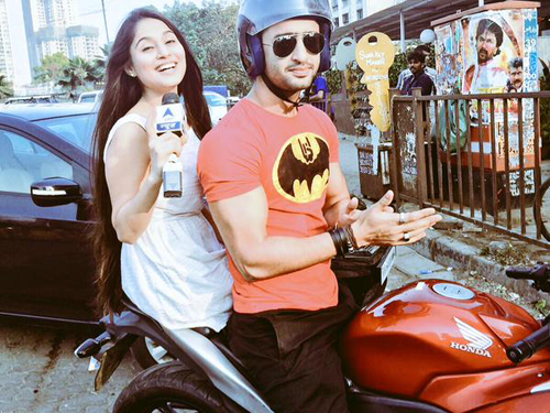 Shaheer Sheikh dan Soumnya Seth mesra