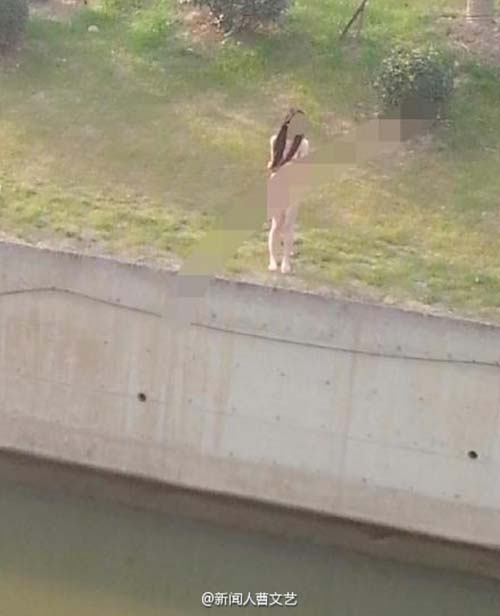 Foto : Pria Ini Apes Usai Selamatkan Wanita Telanjang