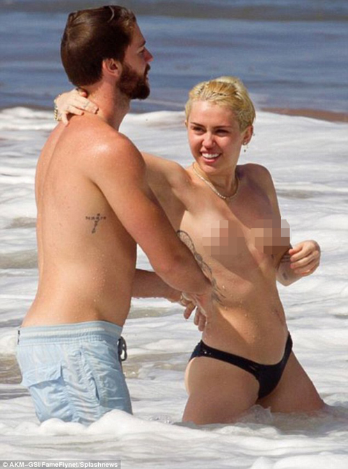 Miley Cyrus bugil di depan Patrick Schwarzenegger
