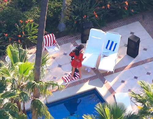 Justin Bieber dan Kendall Jenner pelukan mesra di pinggir kolam