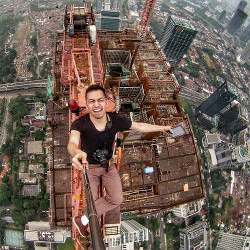 Arief Fandy selfie gila nekat di atas gedung pencakar langit