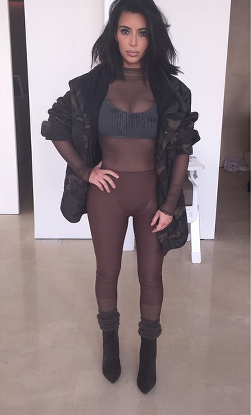 Kim Kardashian seksi pakai baju stocking transparan ketat