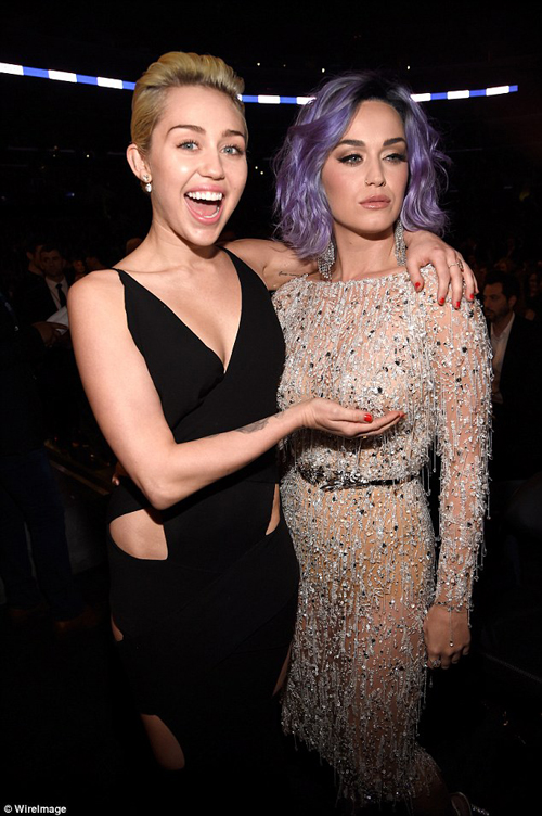 Miley cyrus pegang payudara Katy Perry