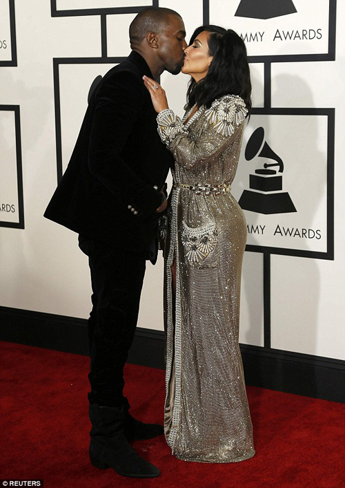 Kim Kardashian & Kanye West ciuman di grammy awards 2015