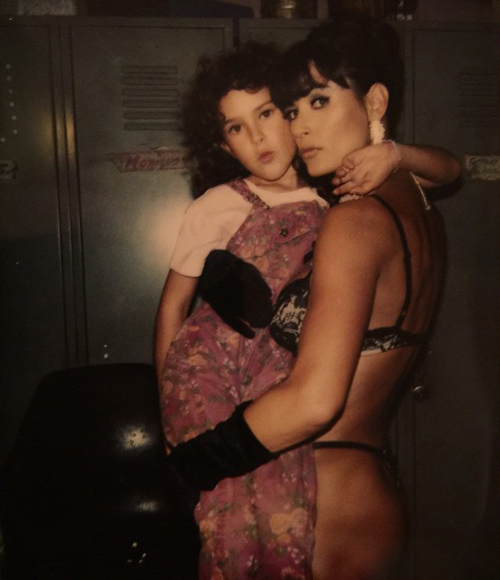 Rumer Willis danDemi Moore seksi hot pamer bokong