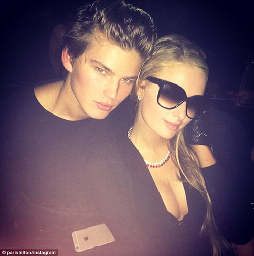 Paris Hilton dan model ganteng Jordan Barrett