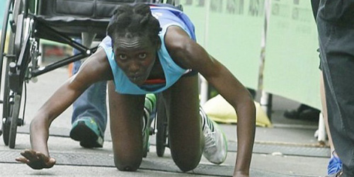 Pantang Menyerah, Pelari Maraton Merangkak Sampai Finis