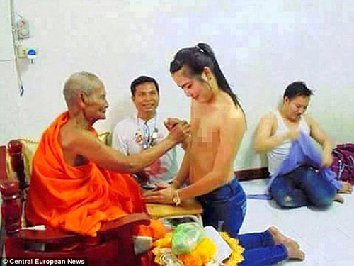 biksu-sentuh-dada-cewek