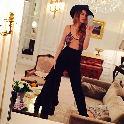 Lindsay Lohan seksi hot menyaingi Kim Kardashian