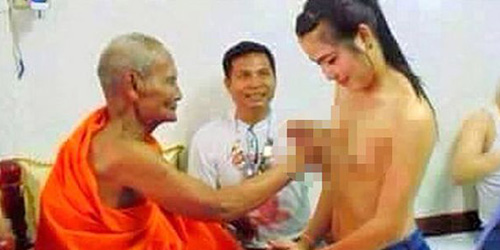 Foto Biksu 'Remas' Payudara Cewek Gegerkan Thailand