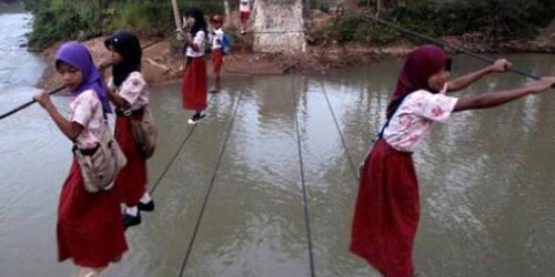 Jembatan Gantung Roboh, 46 Siswa SD Banten Tercebur Sungai