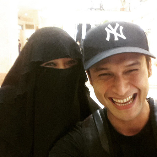 indra bruggman mesra dengan wanita pakai cadar