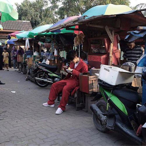 yesung super junior makan pangsit mie di pasar jakarta