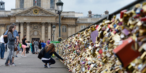 Paris Buang Gembok Cinta Sebab Bikin Jembatan Ambruk