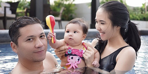 Foto Imut Gempita, Anak Gading Marten-Gisel Renang Pakai Bikini - Foto