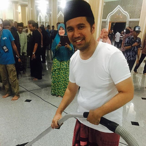 Emil Dardak ngepel masjid @Instagram.com/arumi_arumi_94