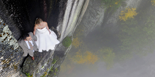 Foto Prewed Di Atas Tebing Menyeramkan