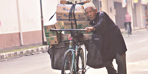 Kakek Tangguh Tiap Hari Kayuh Sepeda 10 Km untuk Jual Sabun