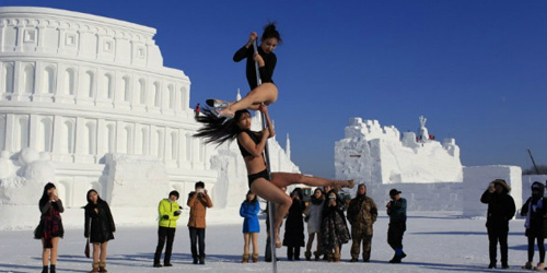 Protes Perburuan Satwa, Penari Ini Nekat Pole Dancing di Musim Salju