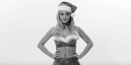 Rita Ora Nyanyi Jingle Bell Rock Sambil Goyang Payudara Seksi