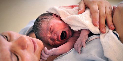 Bayi Pertama Lahir Setelah 28 Tahun, Warga Italia Syukuran