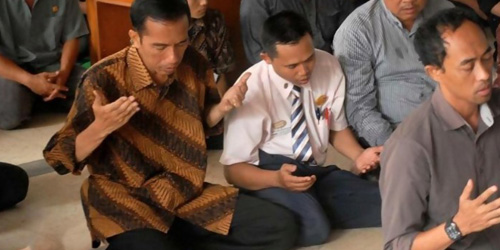 Jokowi Salat 'Ngemper' Tanpa Sajadah Disanjung Netizen