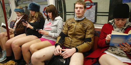 Orang Sekota London Cuek Naik Kereta Tanpa Celana