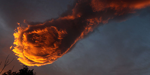 Terlihat 'Tangan Tuhan' Membara di Langit Portugal