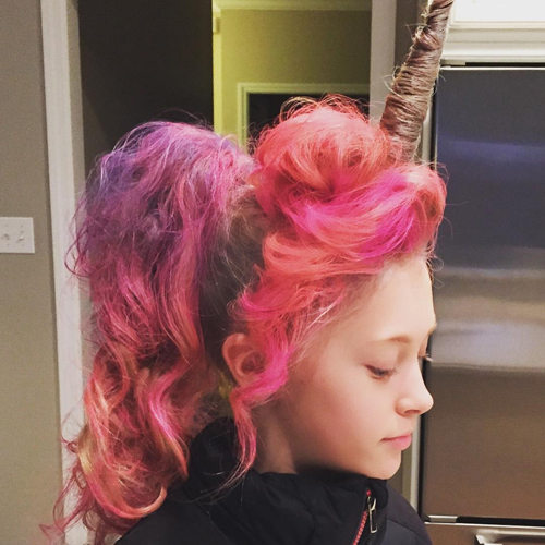 Rambut Model Unicorn atau bertanduk Dana Plummer @Instagram.com/beautyandverses