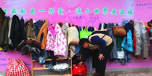 Bantu Tunawisma, Warga China Gantung Baju Hangat di Tembok Jalan