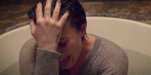 Demi Lovato Berendam Galau di Video Klip 'Stone Cold'