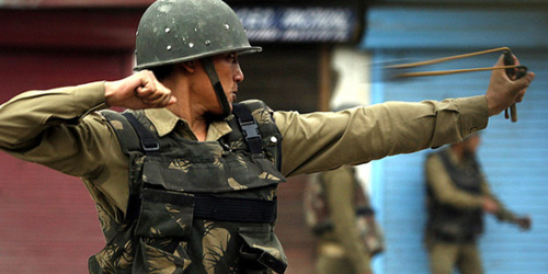 Hadapi Demo Rusuh, Polisi India Andalkan Ketapel Peluru Cabai