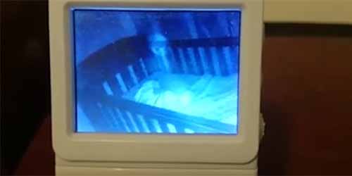 Hantu Seram Terekam Kamera Melayang di Atas Bayi