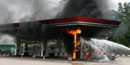 Pemotor Tolak Matikan Mesin Pas Isi Bensin, SPBU di Riau Terbakar