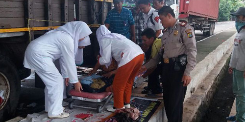 Tunawisma Melahirkan Bayi Kembar di Trotoar Tangerang