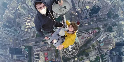 Video: 3 Pria Foto Selfie di Puncak Pencakar Langit