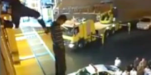 Video Petugas Damkar Tendang Pria yang Ingin Bunuh Diri