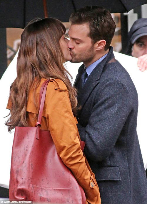 Dakota Johnson dan Jamie Dornan berciuman di Fifty Shades Darker @dailymail.co.uk