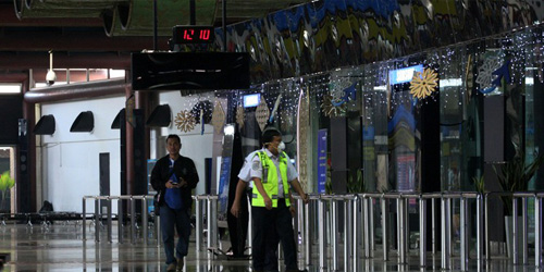 Cewek Stres Ludahi Polisi & Todongkan Senjata di Bandara Soetta
