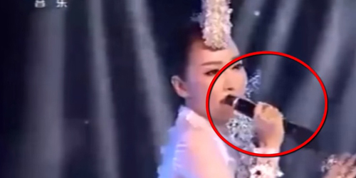 Heboh Diva China Tampil Percaya Diri Dengan Mikrofon Terbalik