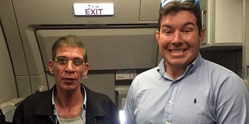 Nekat, Pria Ini Foto Bareng Pembajak Pesawat EgyptAir!