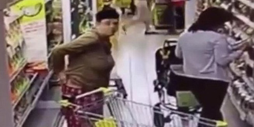 Perempuan Rusia ini Terekam Kencing di Lorong Supermarket