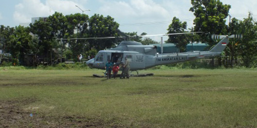 Helikopter TNI Mendarat di Lapangan Sepakbola, Pilotnya Kangen Emak