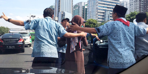 Sopir Demo Paksa Ibu Gendong Anak Turun Taksi Banjir Kecaman