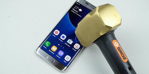 Uji Coba Ekstrem Galaxy S7 Edge Dihantam Palu, Hancur?