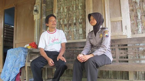 Kisah Gadis Desa Jadi Polwan, Keluarga Miskin Rumahnya 