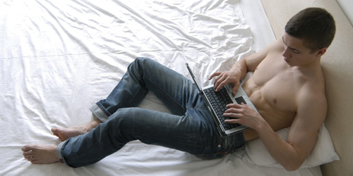 4 Tanda Pria Kecanduan Pornografi