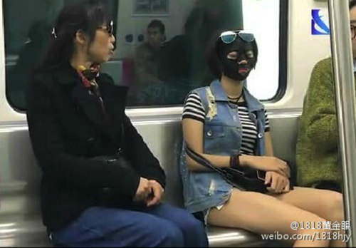 Memakai masker saat di kereta @ohochill.com