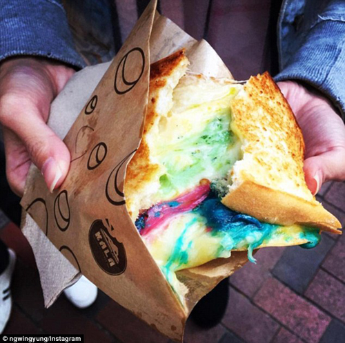 Roti isi keju pelangi @dailymail.co.uk