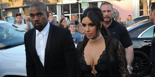 Kim Kardashian Pamer Foto Payudara di Pernikahan Teman